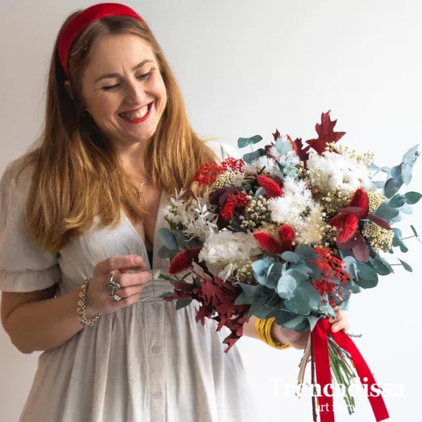 Ramo totalmente realizado con flores preservadas en tonos rojos y blancos con motivos navideños