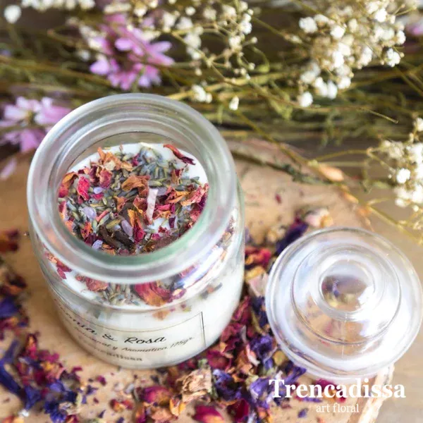 La cera de soja es 100% vegetal, sostenible y limpia: una alternativa ecológica frente a la parafina. Para disfrutar mejor tu vela: Deja que la superficie se derrita por completo para un consumo uniforme. No la mantengas encendida más de 4 horas seguidas. Recorta la mecha antes de cada uso para una llama perfecta. Apágala con tapa o apagavelas, nunca soplando. Evita calor extremo y corrientes de aire. No la dejes sin supervisión y mantenla fuera del alcance de niños y mascotas. Antes de usarla, revisa la etiqueta de seguridad en la base del envase.