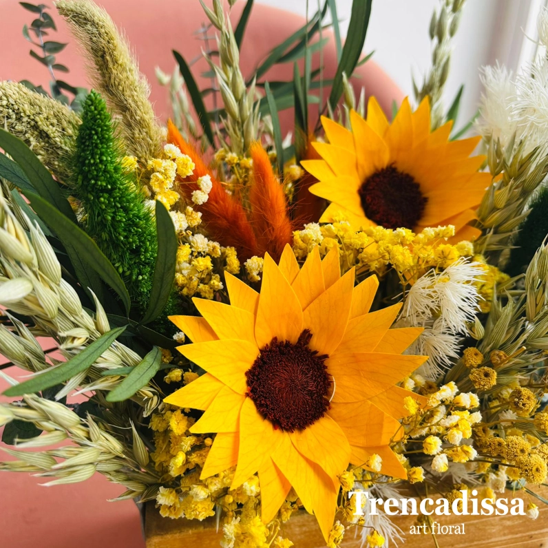 caja de madera con gorasoles y flor seca