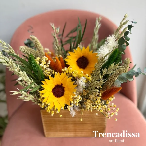 Caja de madera con girasoles y flor seca