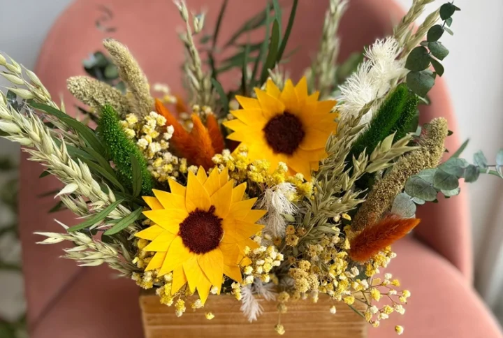 Caja de madera con girasoles y flor seca