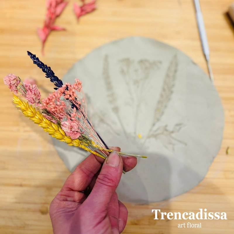 taller de platos de ceramica con flor seca en badalona