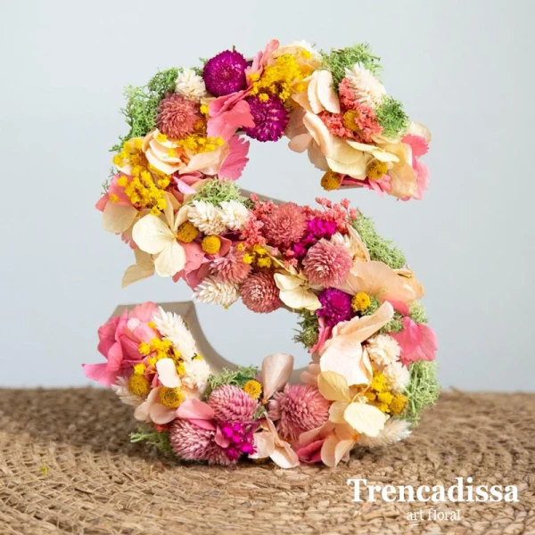 Taller de letra con flor seca y preservada en Badalona