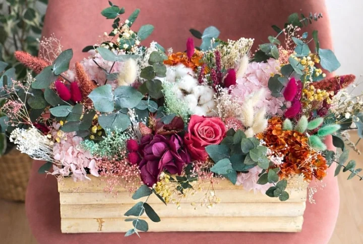 Caja con flores secas y preservadas, decorativa, de estilo vintage