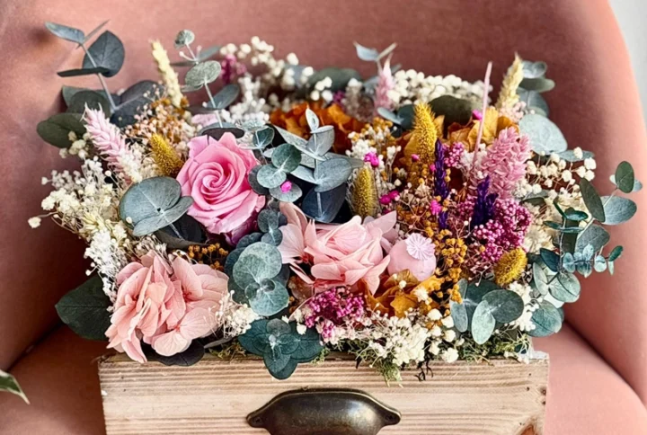 Caja con flores secas y preservadas, decorativa, de estilo vintage