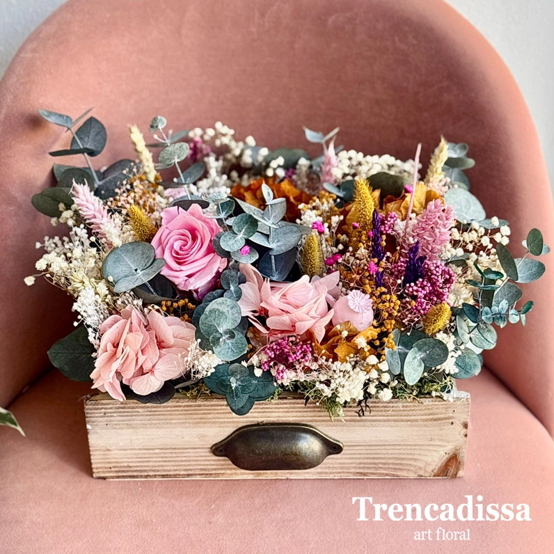 cajon vintage con flor preservada con rosa