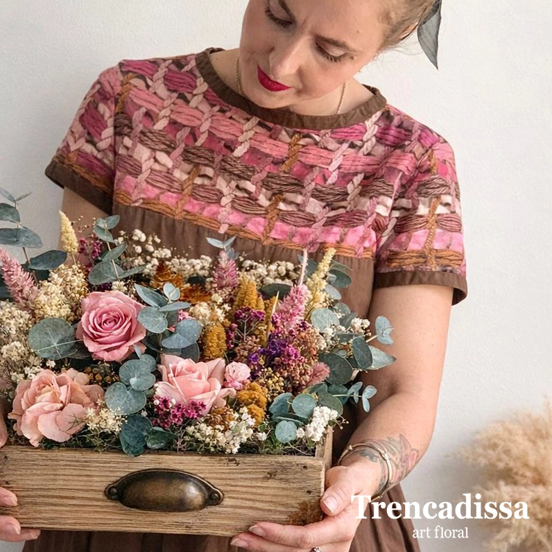 cajon vintage con flor seca y preservada