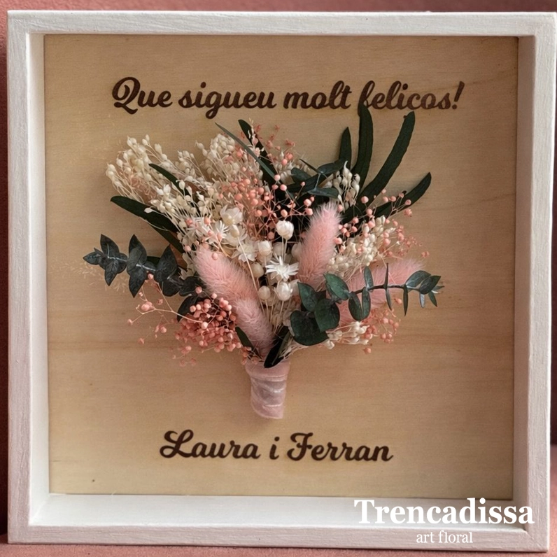 cuadros de madera con flor seca y preservada en tonos rosas