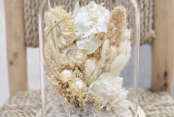 Cúpula de vidrio con flor seca variada.