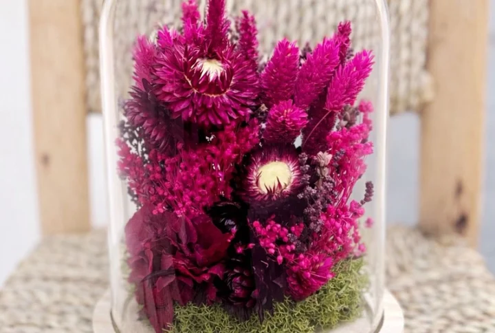 Cúpula de vidrio con flor seca variada