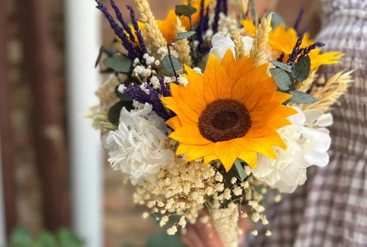 Ramo de girasol con flor seca y preservada variada