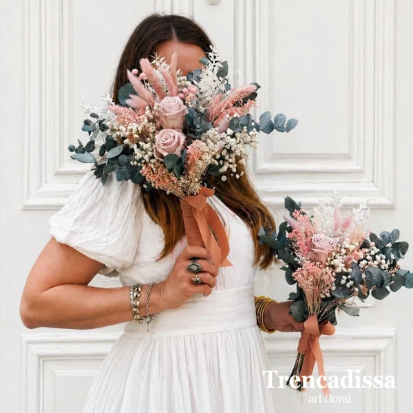 Ramo de novia con rosas preservadas.