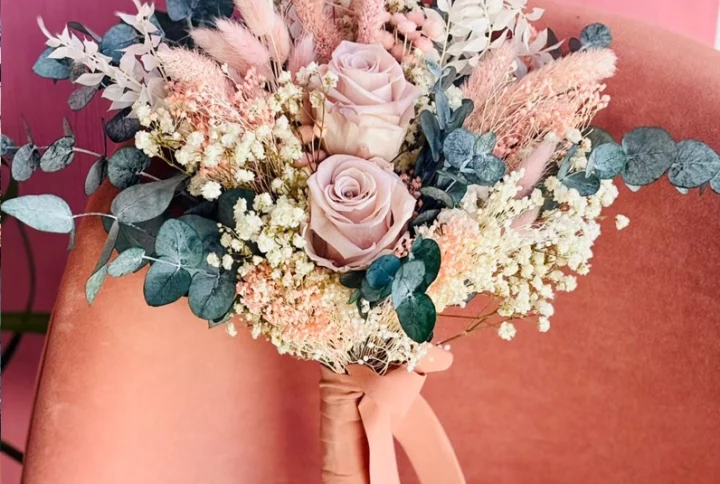 Ramo de novia con rosas preservadas.