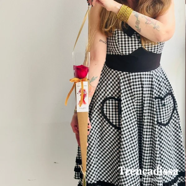 Rosa extra 70 cm envuelta en un cono de papel kraft