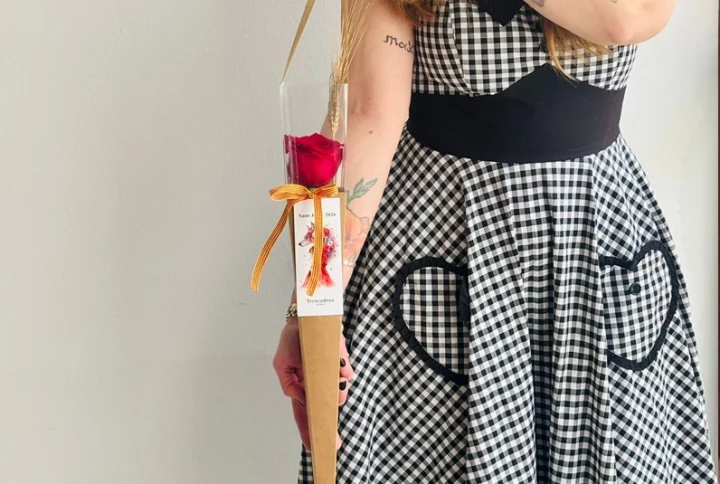 Rosa extra 70 cm envuelta en un cono de papel kraft