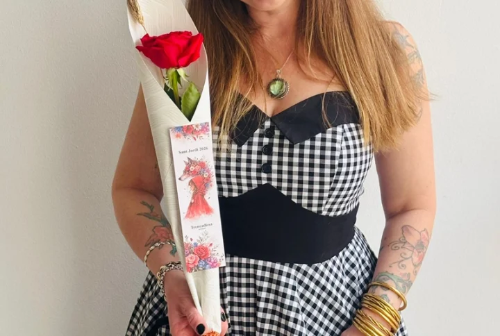 Rosa extra 70 cm envuelta en papel de celofana blanca, con punto de libro Trencadissa