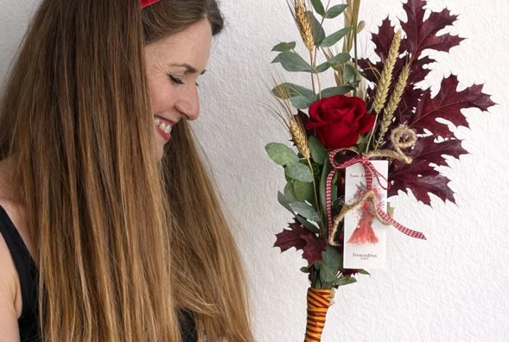 Rosa extra de 70cm decorada con hoja de roble preservado, avena seca, espiga, eucalipto y estructura de médula hecha a mano