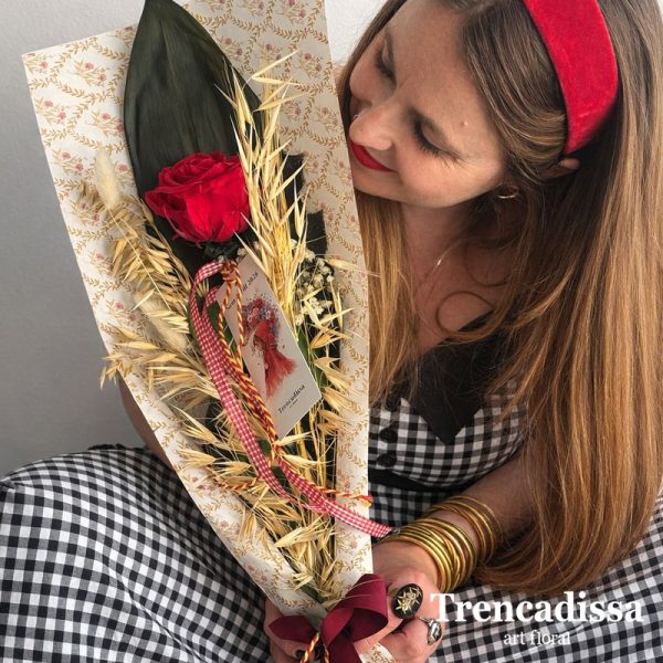 Rosa eterna preservada roja extra con hoja aspidistra preservada, avena, espiga y ghypsophila preservada eterna