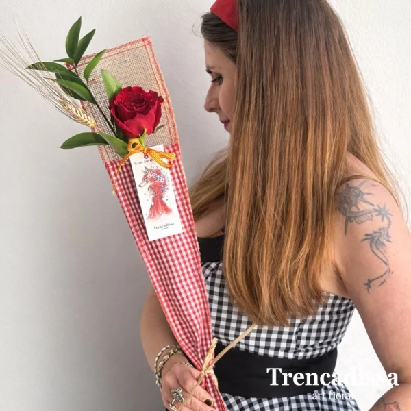 Rosa extra de 70cm con ruscus y espiga decorada con un envoltorio de tela de Vicky y arpillera hecha a mano.