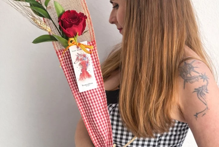 Rosa extra de 70cm con ruscus y espiga decorada con un envoltorio de tela de Vicky y arpillera hecha a mano.