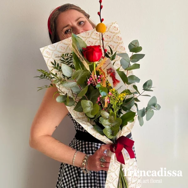 Rosa extra de 80cm decorada con verdes, eucalipto, crasperia amarilla, gatell rojo, hoja cordelyne envuelta en papel Kraft y lazo de terciopelo
