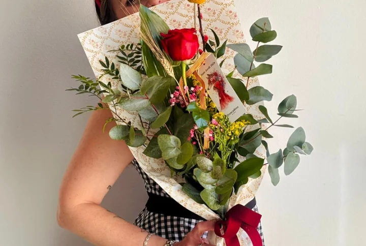 Rosa extra de 80cm decorada con verdes, eucalipto, crasperia amarilla, gatell rojo, hoja cordelyne envuelta en papel Kraft y lazo de terciopelo