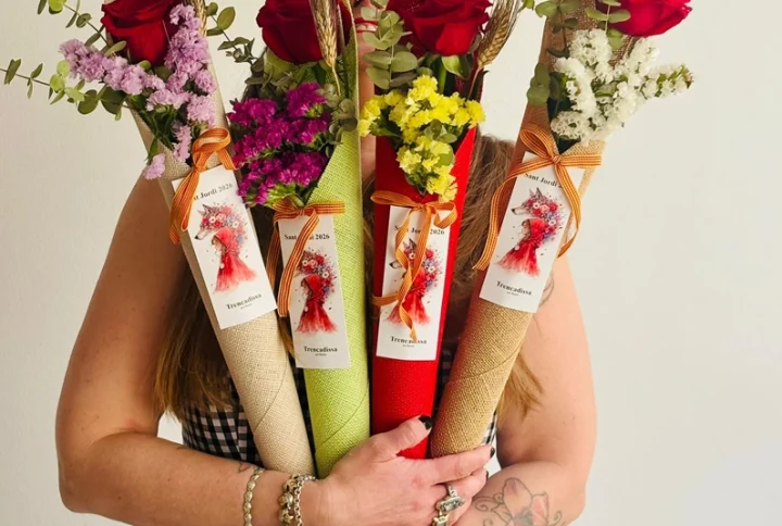 Rosa extra 70 cm envuelta en un cono de arpillera, con eucalipto natural, bola de crasperia amarilla y estátice secay punto de libro Trencadissa. natural blanco verde rojo