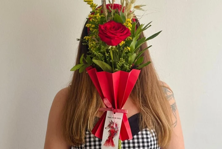 Rosa extra 70 cm CON SOLIDAGO AMARILLO, AVENA, ESPIGA Y VERDE