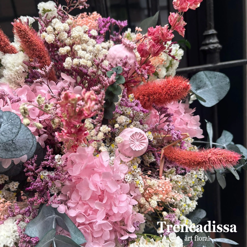 ramos de flores secas y preservadas en tonos rosa