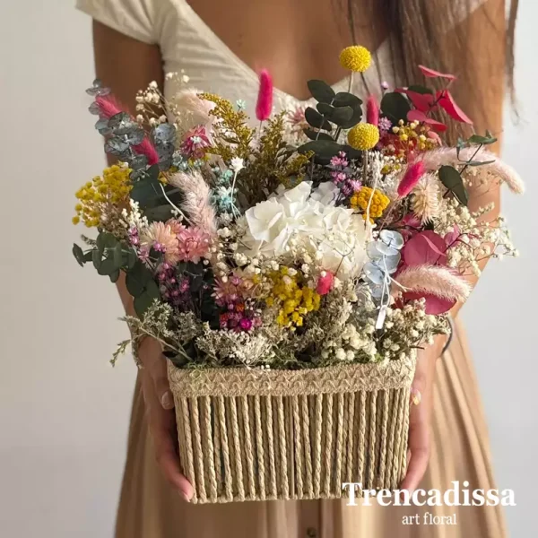 Caja de fibra natural con flor seca y preservada