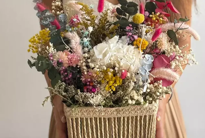 Caja de fibra natural con flor seca y preservada