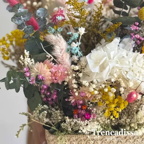 Caja de fibra natural con flor seca y preservada