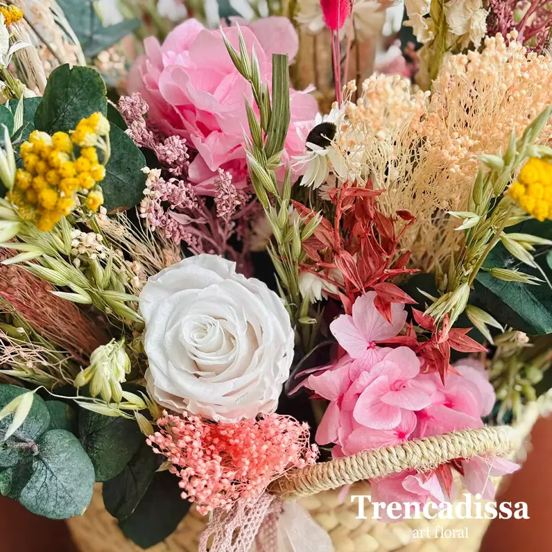capazo con flor seca y preservada con rosa