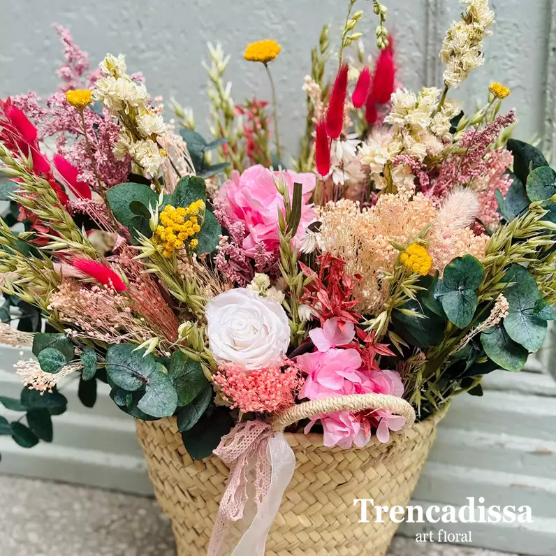 capazos con eucalipto y flor seca