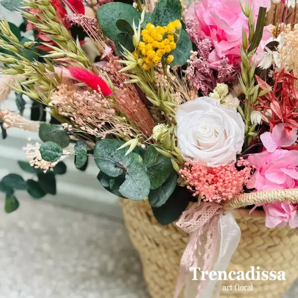 Capazo con flor seca y ppreservada: Eucalito preseevado Hortensua preservada Rosa preservada Lagurs Delphinium Setaria Bloom Flores secas varias