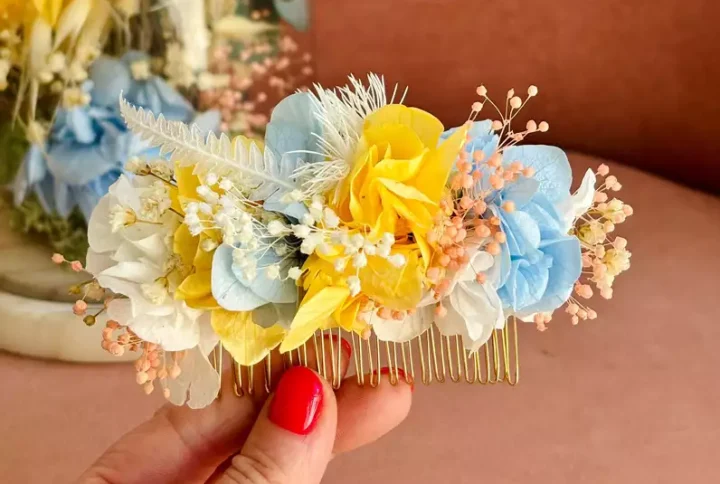 Peineta floral preservada en tonos amarillo y azul