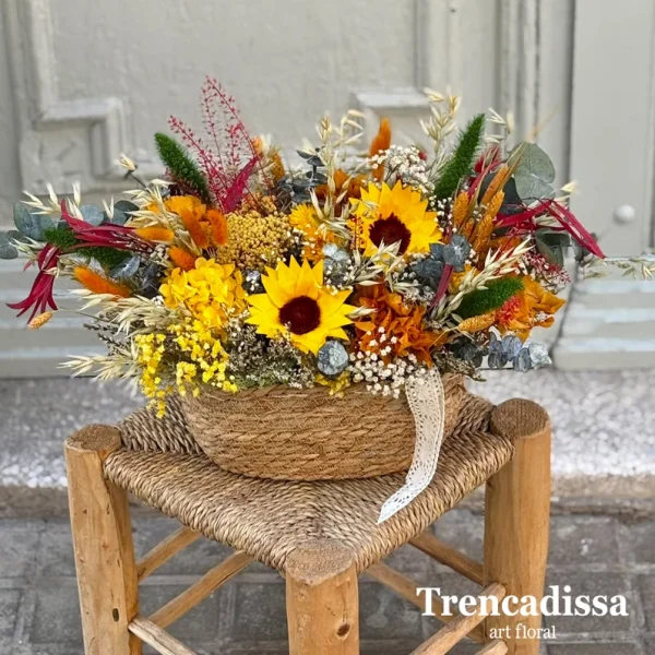 Centro de fibra natural con girasoles preservados, eucalipto preservado, hortensia preservada, lagurus, setaria, avena