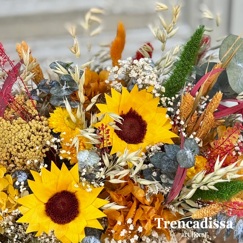 centro con girasoles y flor preservada