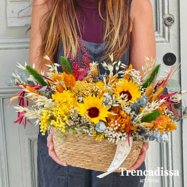 Centro de fibra natural con girasoles preservados, eucalipto preservado, hortensia preservada, lagurus, setaria, avena