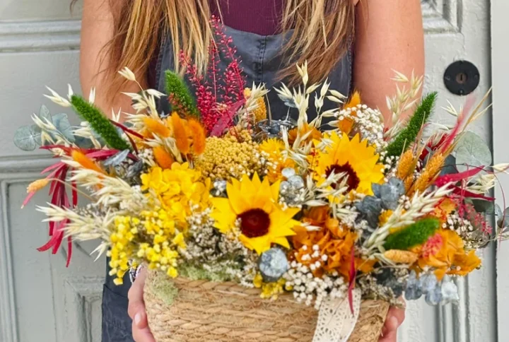 Centro de fibra natural con girasoles preservados, eucalipto preservado, hortensia preservada, lagurus, setaria, avena