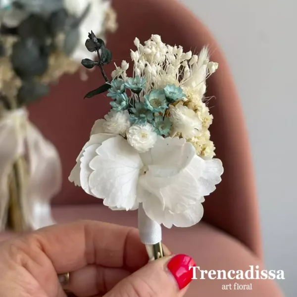 Prendidos a juego con el ramo de novia