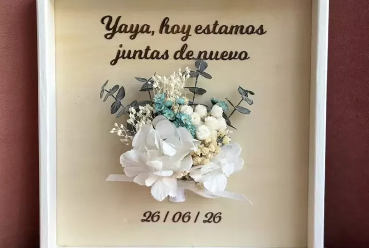 Marco personalizado de madera con flores secas y preservadas Creamos un marco único y artesanal, elaborado en madera y decorado con flores secas y preservadas en los mismos tonos que el ramo de la novia. Podrás personalizarlo con los nombres de los novios, la fecha especial y la frase que tú elijas para convertirlo en un recuerdo eterno. Para elegir los textos y los colores del ramillete, así como concretar cualquier detalle de tu diseño, ponte en contacto con nosotros. Estaremos encantados de ayudarte a crear una pieza tan especial como vuestro día.