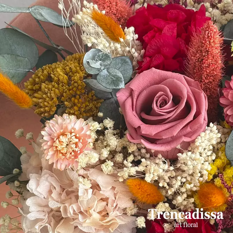 ramos de flor seca y rosa preservada