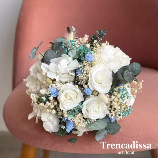 Ramo de novia preservado con rosas blancas. COMPOSICIÓN Rosas blancas preservadas Eucalipto cinerea preservado Phalaris azul Gipsophila blanca y azul preservada Glixia blanca Bloom blanco