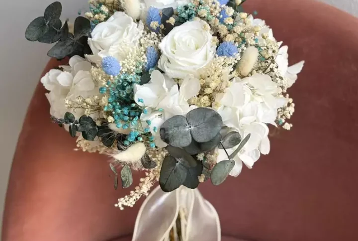 Ramo de novia preservado con rosas blancas. COMPOSICIÓN Rosas blancas preservadas Eucalipto cinerea preservado Phalaris azul Gipsophila blanca y azul preservada Glixia blanca Bloom blanco