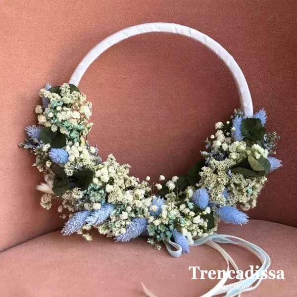 Tambor porta alianzas decorado con flores preservadas para alianzas de boda. Lleva las alianzas de los novios en este precioso tambor de tul con flor seca y preservada. Personalizamos cada porta-alianzas a juego con el ramo de la novia y con la decoración floral de la boda.