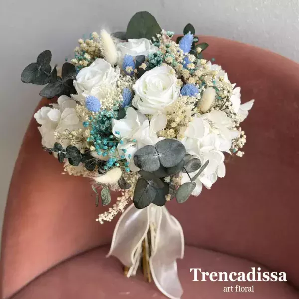 Ramo de novia preservado con rosas blancas. COMPOSICIÓN Rosas blancas preservadas Eucalipto cinerea preservado Phalaris azul Gipsophila blanca y azul preservada Glixia blanca Bloom blanco