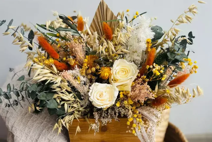 Caja de madera con flor seca y preservada.