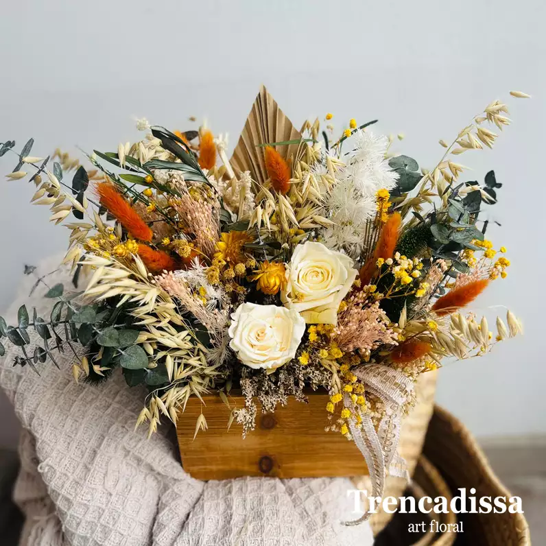 caja de madera con flor seca y rosa preservada