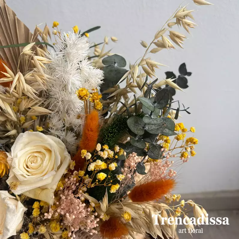 caja de madera con flor seca y rosas preservadas